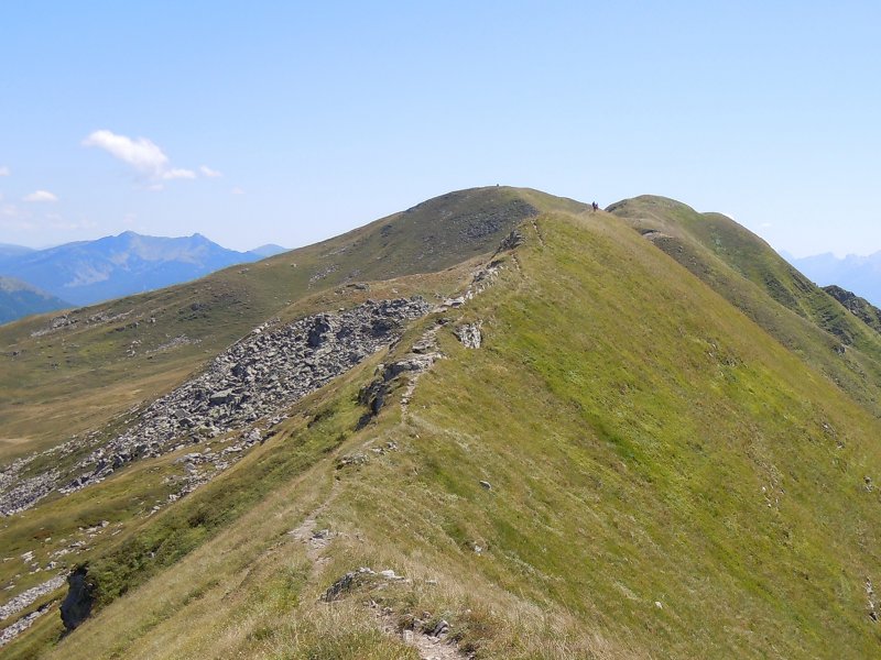 Il crinale appenninico in alta Val Cedra con (a destra) il versante Toscano e (a sinistra) quello Emiliano
