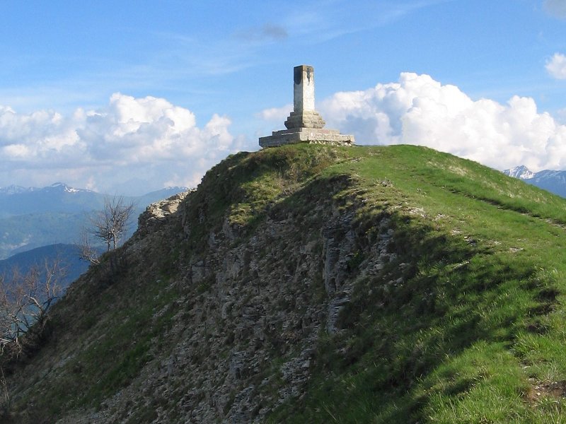 Cima Bocchialini, sul Monte Caio, offre un poanorama a 360°